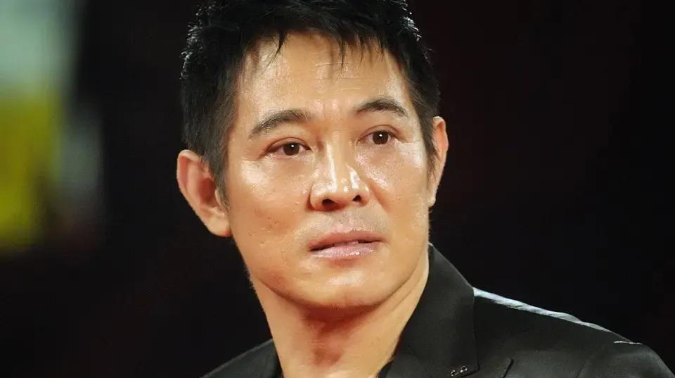对华语“文化”影响最大的演员：第一，周润发，风衣、墨镜、牙签第二，周星驰，无