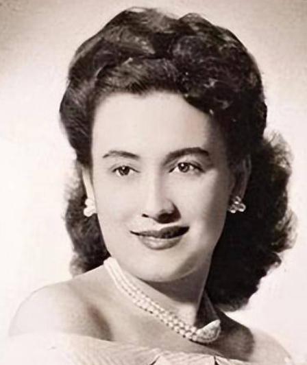 2001年，何鸿燊威胁妹妹<em>何婉琪</em>道：“把你的股份都给我，否则我就曝光你的丑闻。