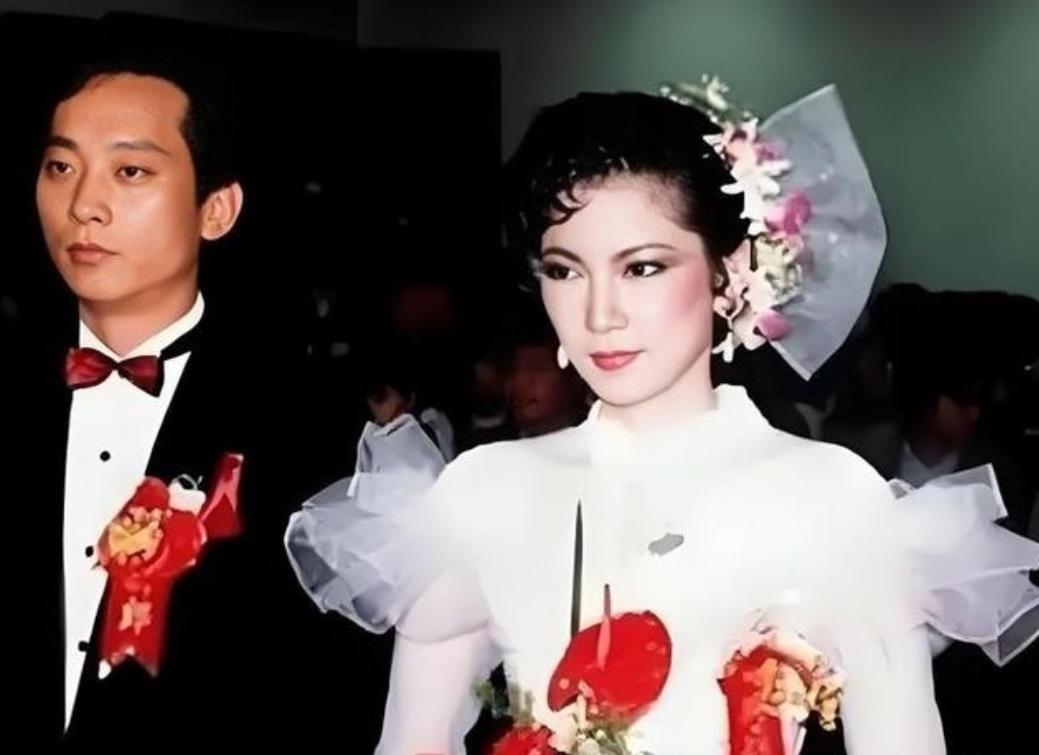 1985年，叛逃至台湾的飞行员萧天润娶了台湾美女主播张德芬，并获得了3000两黄