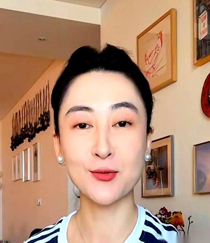 网红高伯伯生了，剖腹产，一个六斤多的闺女。人刚从手术台推出来，麻药劲儿还没全退