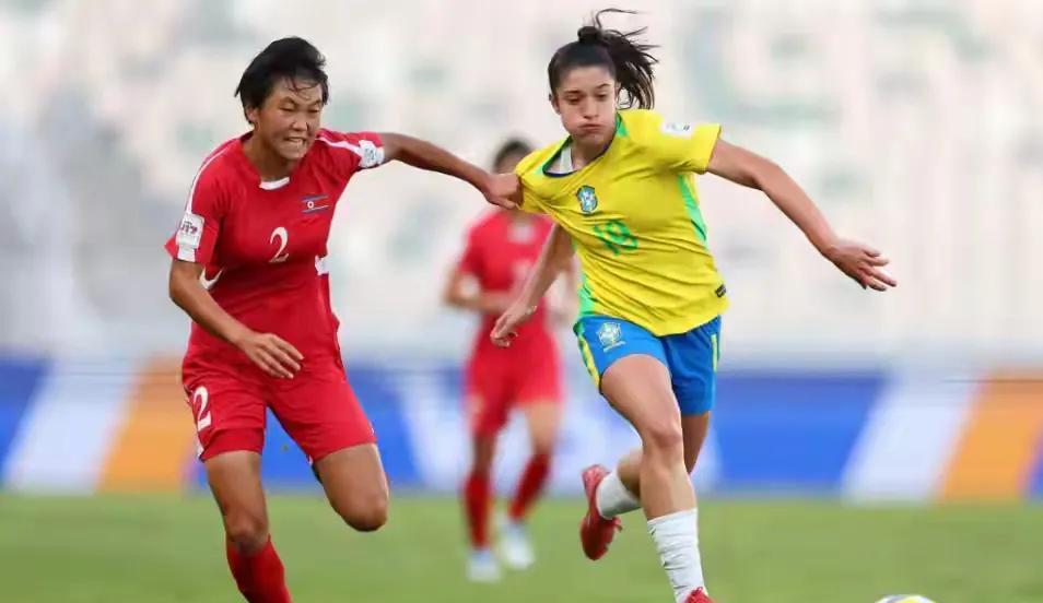 朝鲜女足，不靠花活，靠硬拼。五场全胜，只丢一球，不是运气，是练出来的。中场像