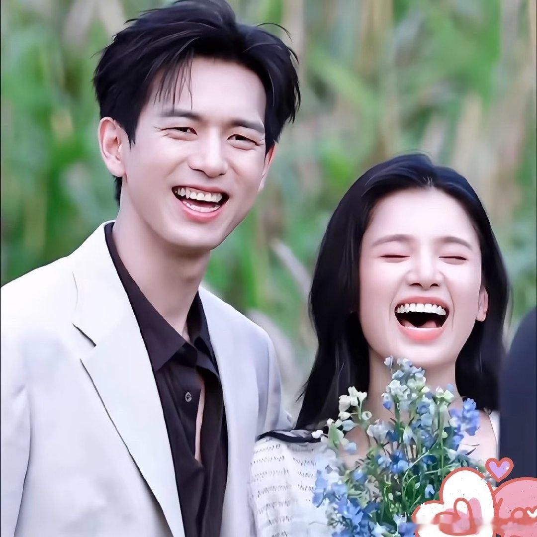 李现在海边拍张婧仪520表白日正在拍摄《雾里青》的李现和张婧仪，在深圳海边拍戏