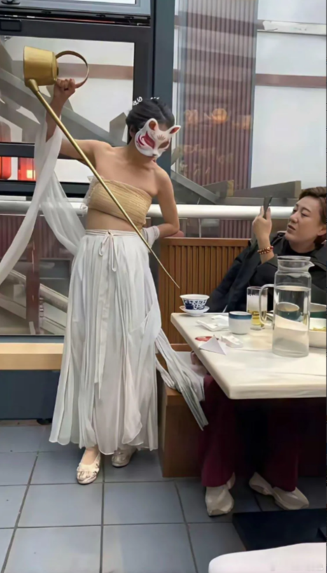 这下好了，谁让你动手的[捂脸哭][捂脸哭]