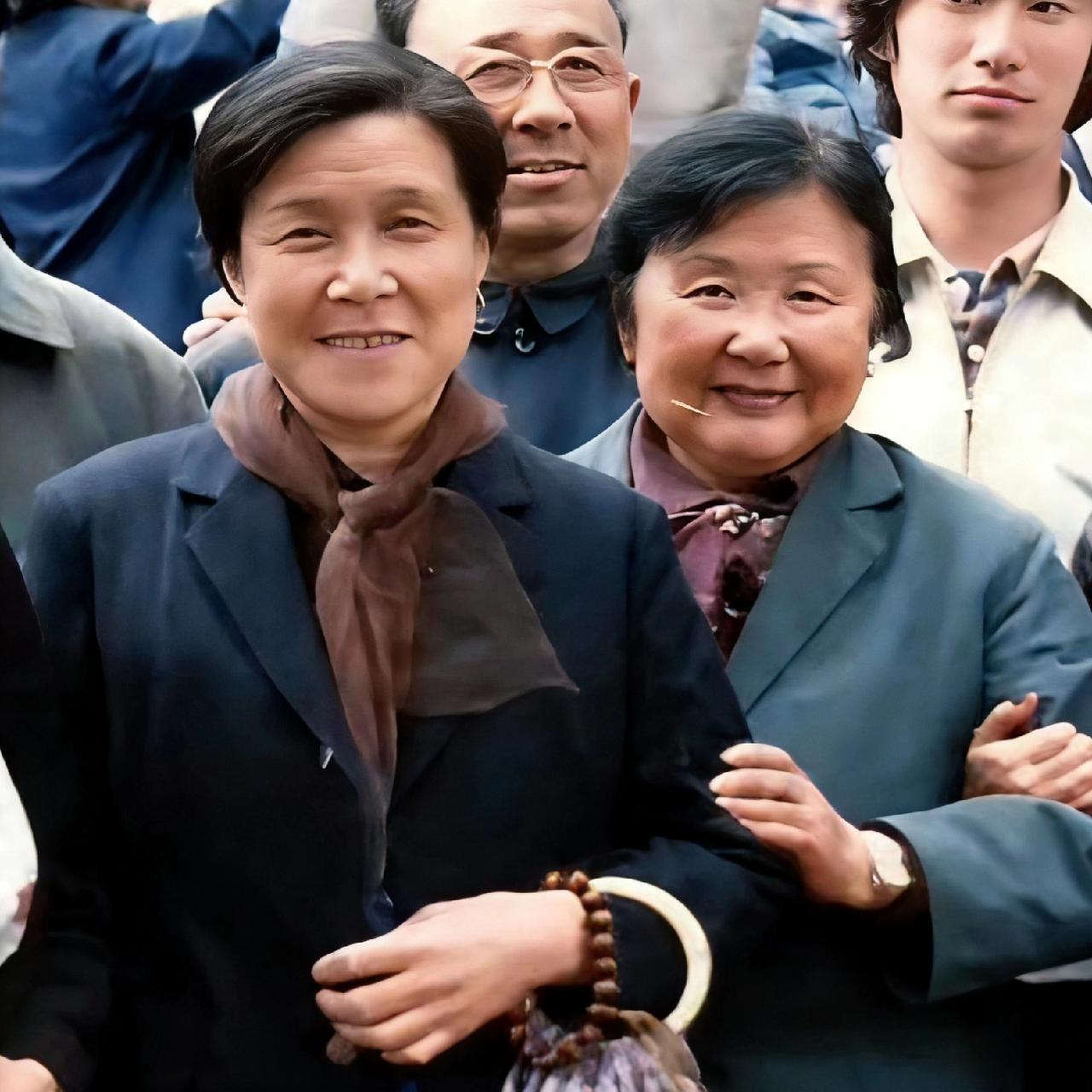 1987年，《红楼梦》的拍摄片场，留下了一张格外珍贵的合影——剧中刘姥姥的扮演者