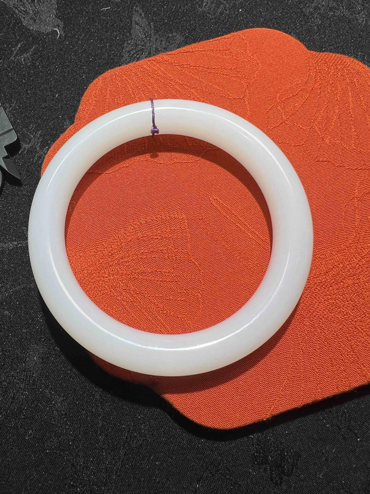 你敢相信吗？从一个女人所戴的手镯，就可以看出她的生活状况。通常来说，佩戴银手