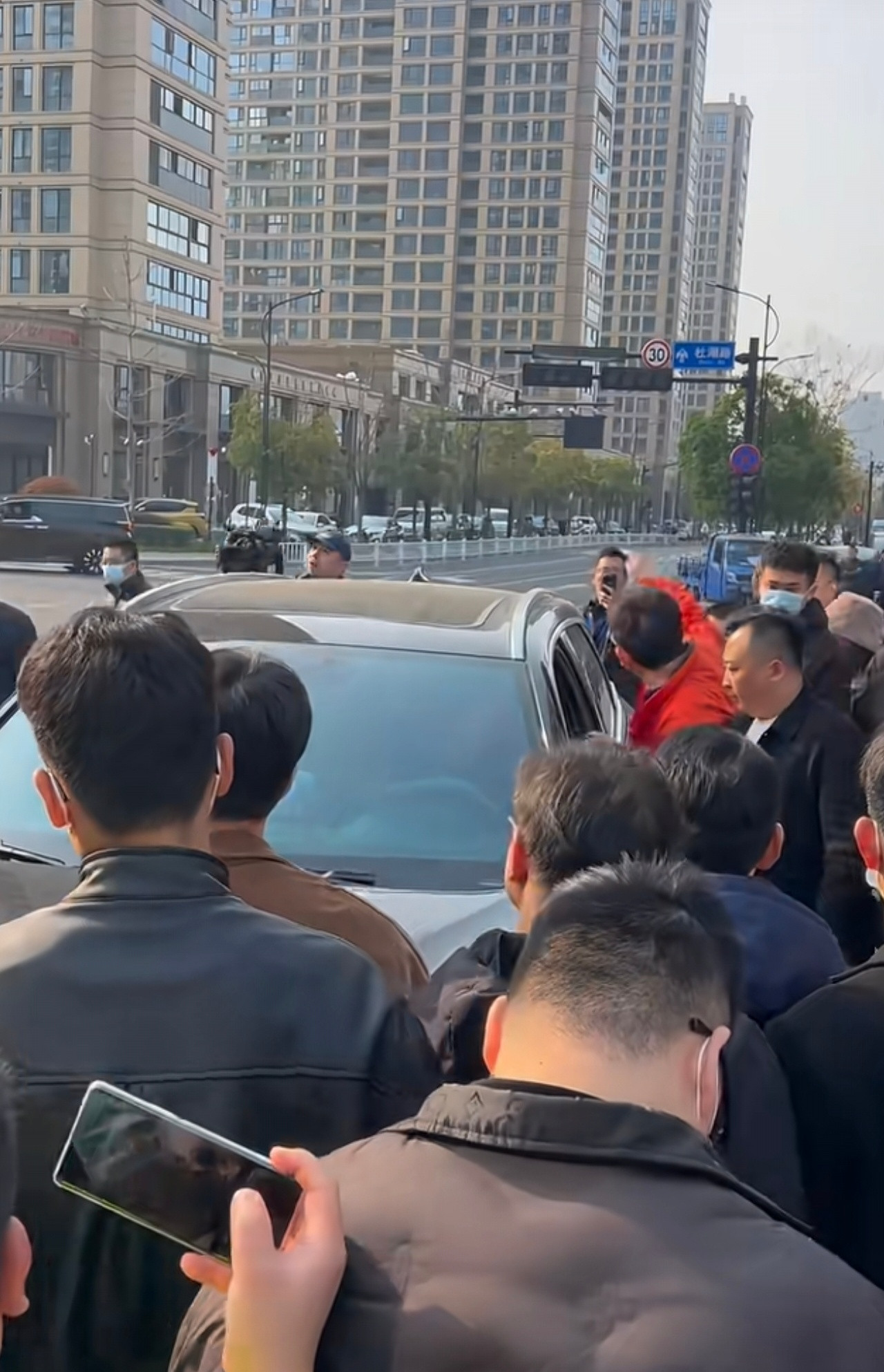 看问题撤车展，第一感觉就是丑态百出看不下去。能成功进场的大部分是合资车，国产车在