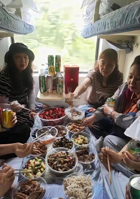 一群大妈在火车上吃吃喝喝这样好吗？也不怕影响别人。