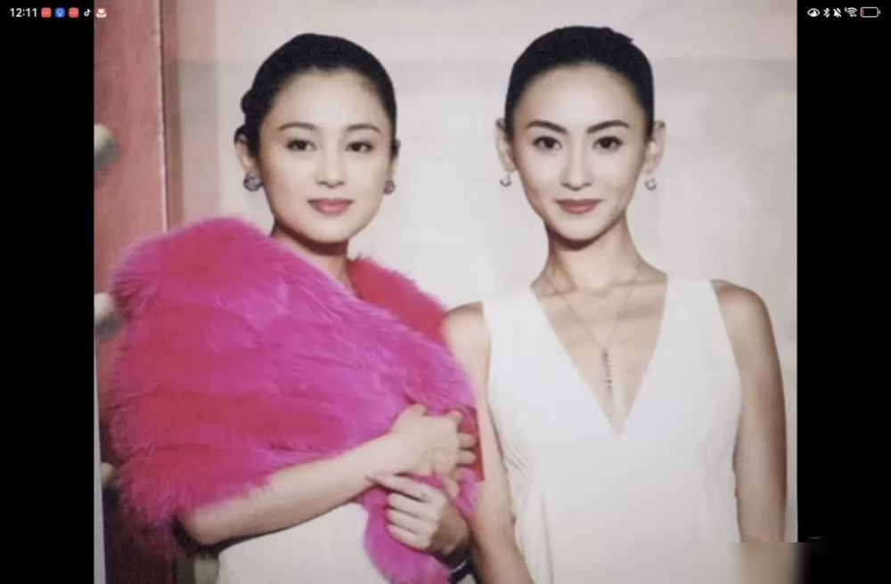陈红跟章子怡张柏芝同框，居然没人敢说她脸大。当年拍《梅兰芳》，章子怡是出了名的小头小脸。结果陈红站旁