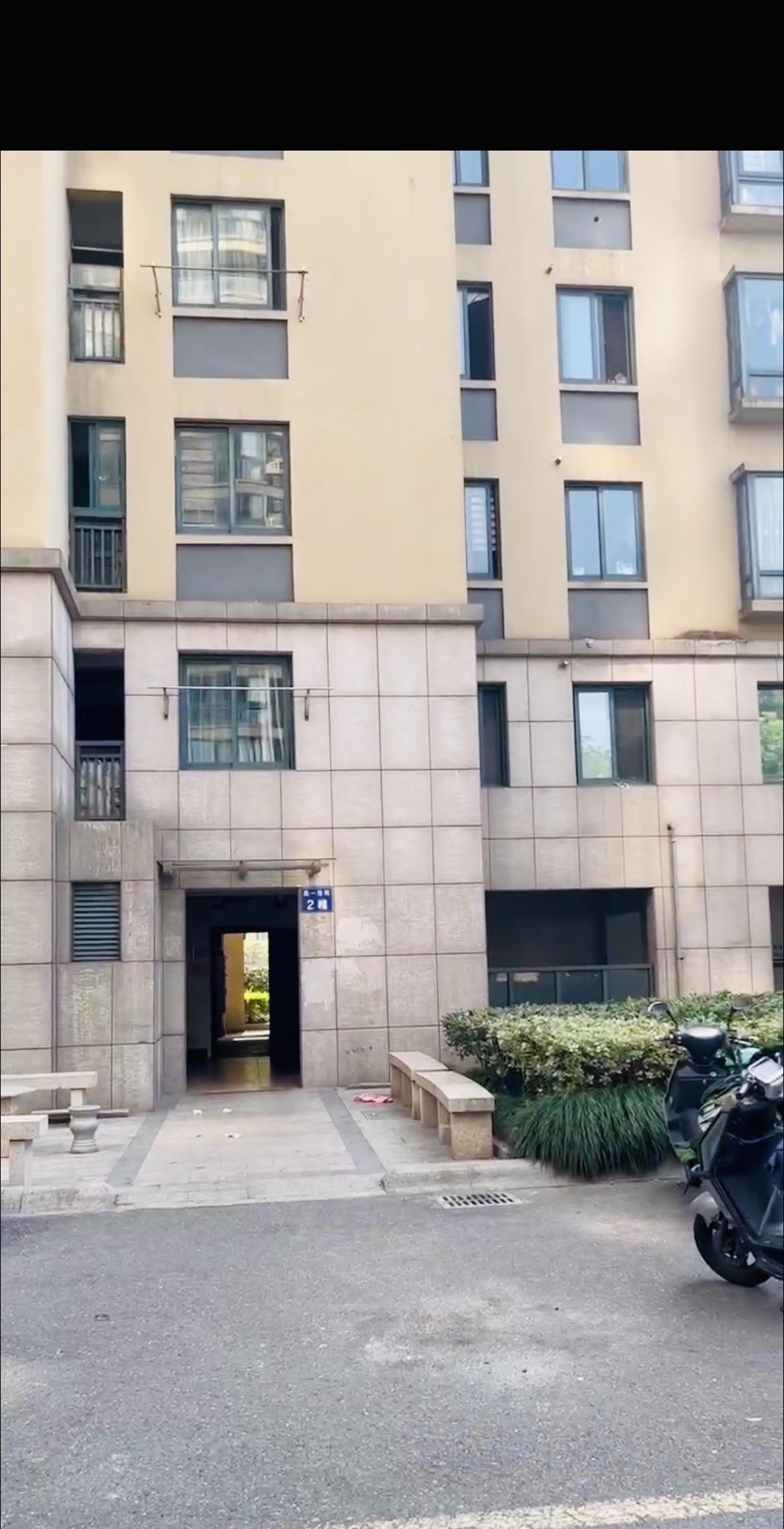 一个远房亲戚，今年6月卖了浙江5线县城的一套一层房子，卖房钱只有26万元。由于