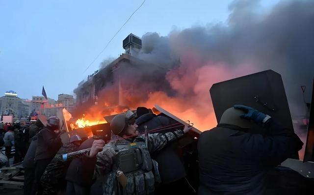 美国现在估计很着急。为什么这么说？因为乌克兰再不投降，一旦俄军重新夺回红利曼，乌