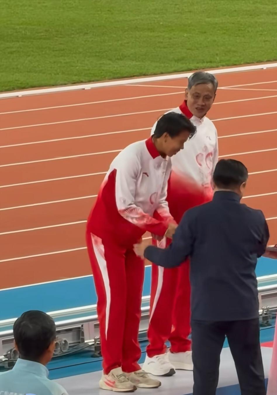 刘景扬的颁奖画面大家有注意到她脚下的鞋没有?那是一双很旧的普通鞋，不是什么大