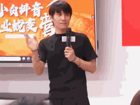 以前全网数一数二的网红疯狂小杨哥，账号粉丝早就跌破1亿，热度一天不如一天。直