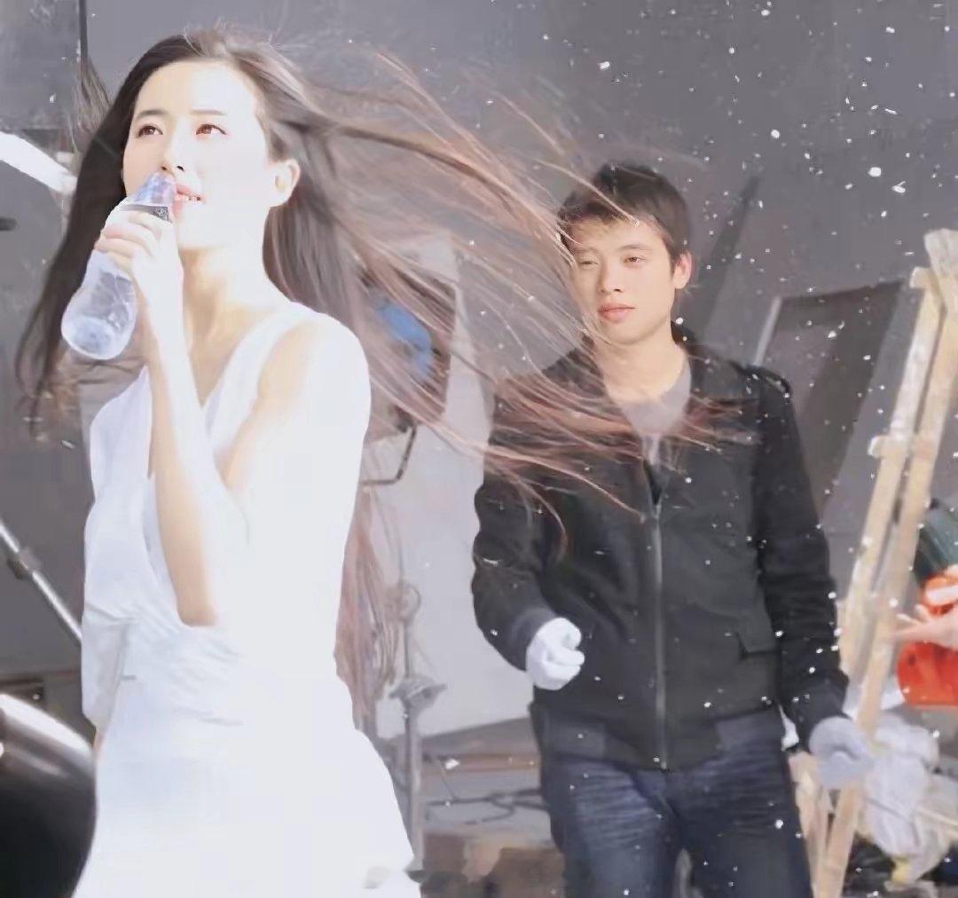 当年刘亦菲矿泉水广告，旁边小哥眼神演我