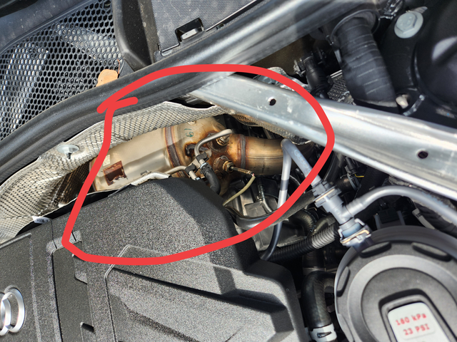 奥迪a4生锈部件图中生锈部件是啥?新车打开前盖看到的