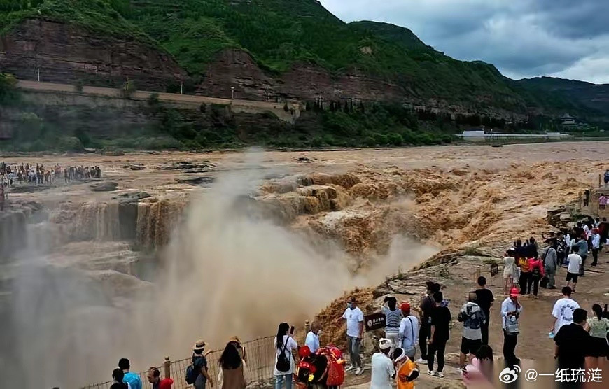 这边，壶口瀑布还在为了一张100块的门票，追着游客要个说法。那边，江西庐山二话不