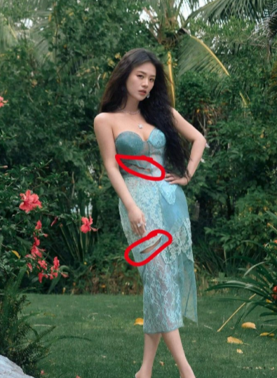 看走眼了，差点以为马思纯的裙子上面被划了两道口子。​​​