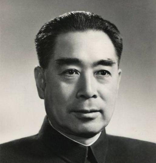 1966年2月，毛主席单独召见周总理。会谈时，主席突然靠近总理，压低声音说道：“