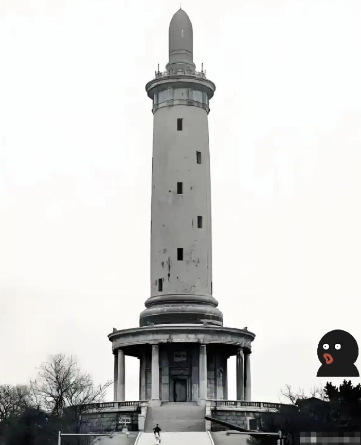 太蹊跷了！大连旅顺，一座老塔刚传出要拆，日本立马跳脚，开口就讨"废料"，结果地基