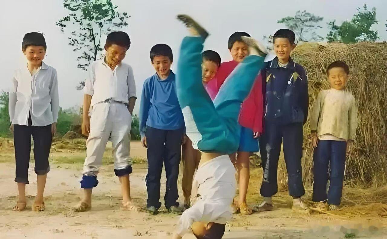 为什么现在小孩子这么多抑郁的。作者:空山不语我告诉你，因为现在的小孩，几乎没有机会，构建一个不被评价