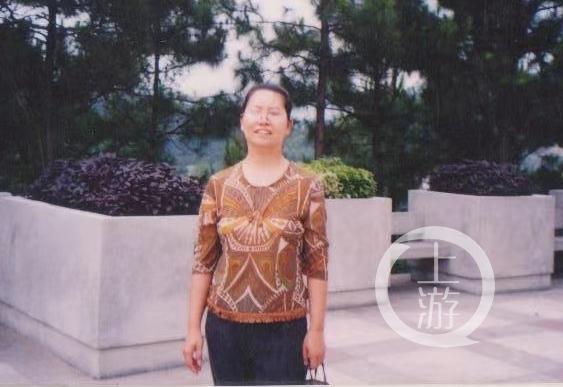 2009年，广东中山千万身家女老板何堃玉，在自家德宝家私城内离奇消失。整栋大楼的