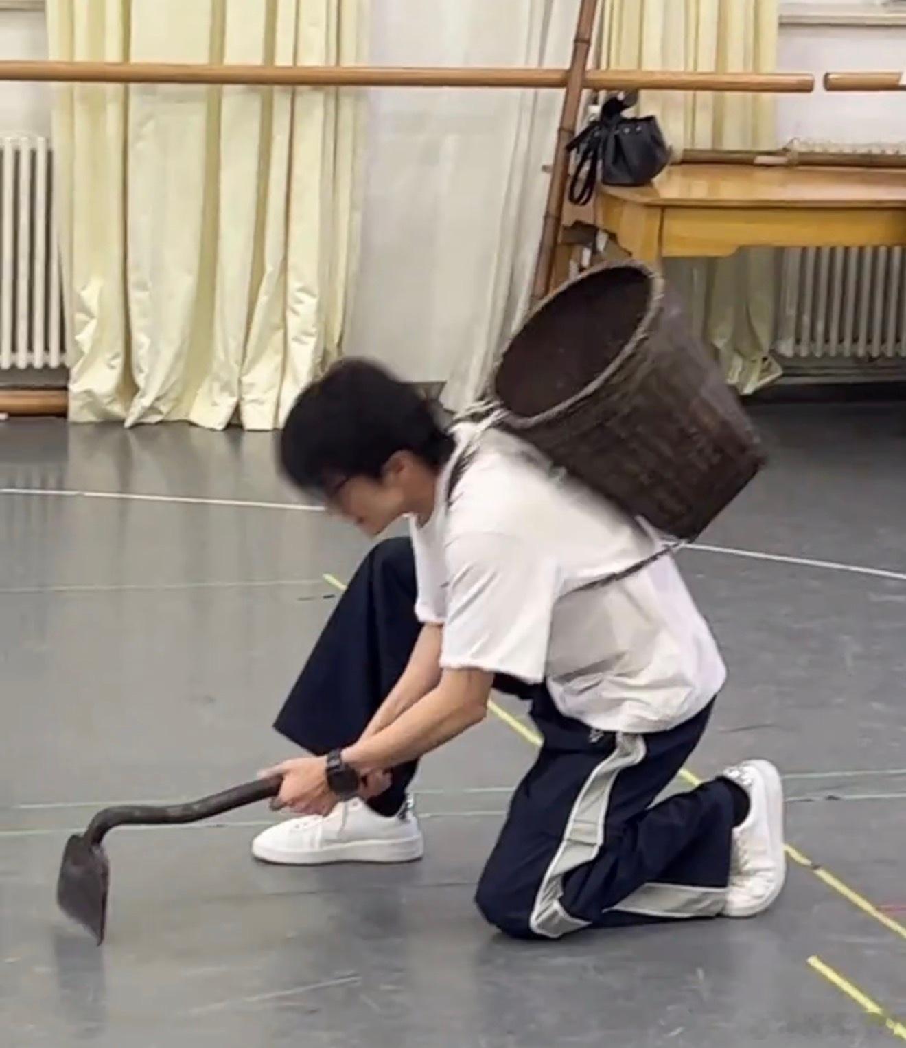 采蘑菇滴小姑娘​​​