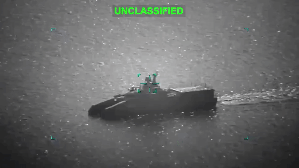 伊朗苏莱曼尼级导弹艇沙希德·赛义德·希拉齐号在遭到美军袭击后发射了一枚导弹！也