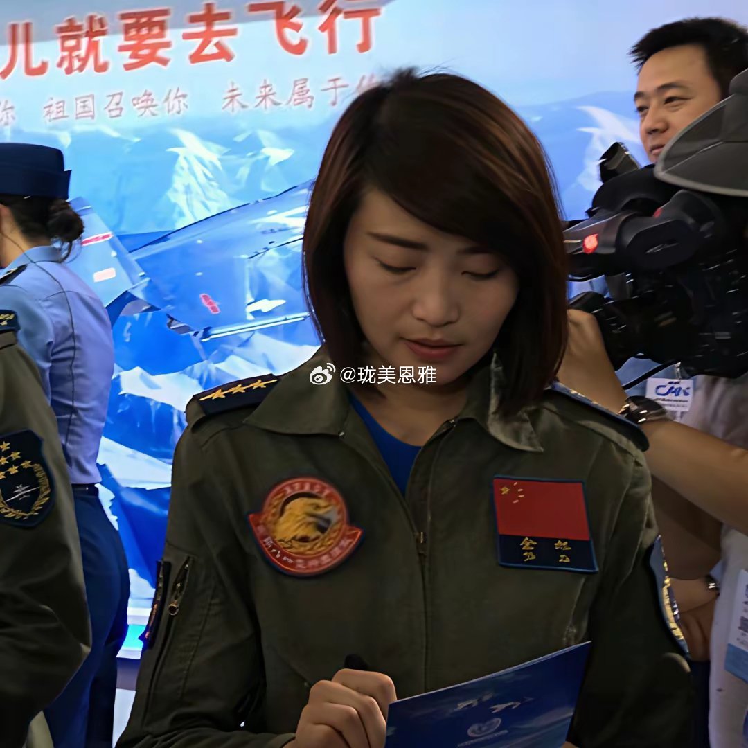 很难想象这是我国为数不多能够驾驭歼-10战机的女飞行员