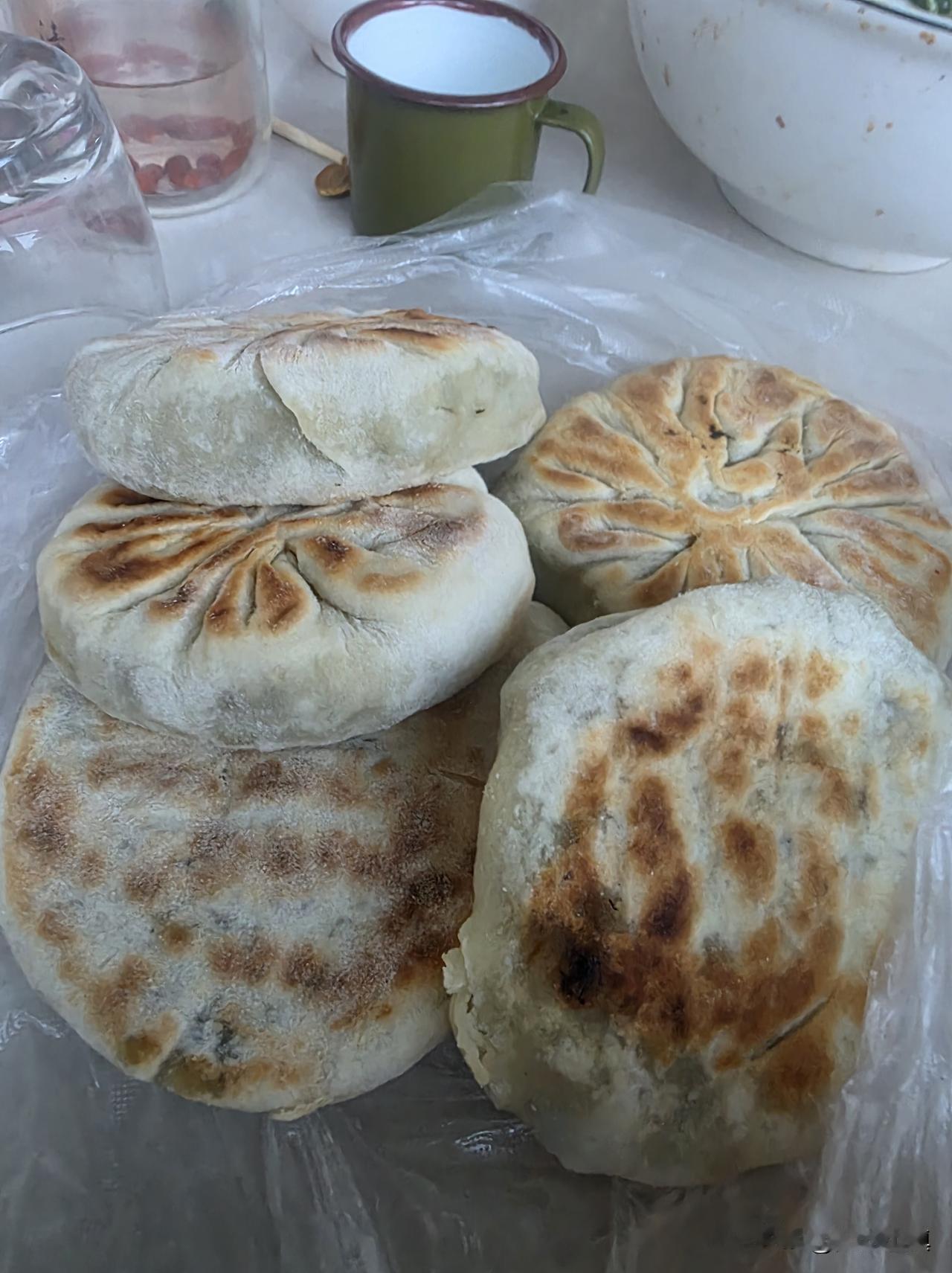 三嫂今天晚上烙的火烧很成功……用刚从菜园里摘来的鲜豆角做馅儿，烙的火烧。该说