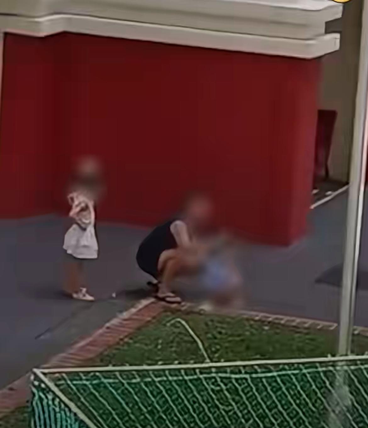 马来西亚，一华人大妈带着两个女童随地小便，当地居民男子看到后立马大声呵斥“你在外