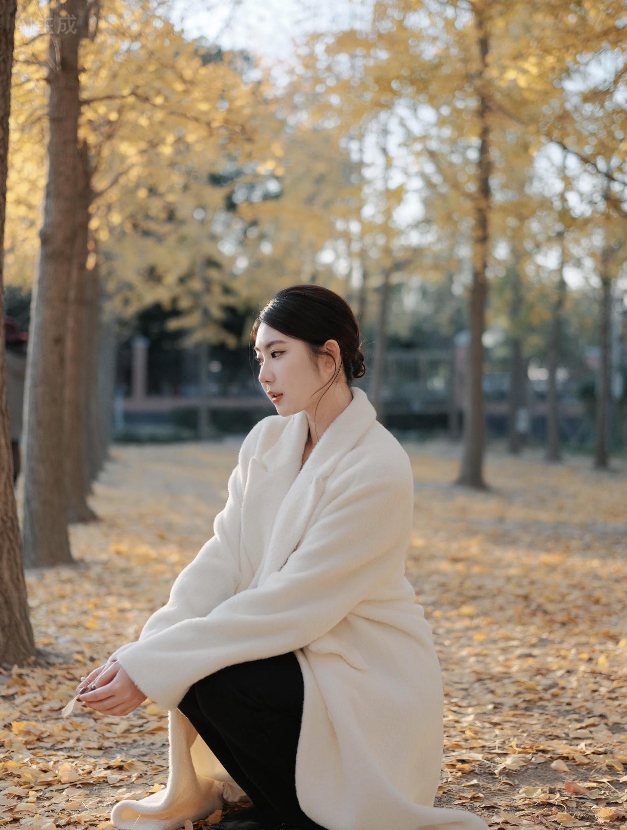 秋日暖阳下，温柔少女与落叶相伴，静谧美好。秋日少女照