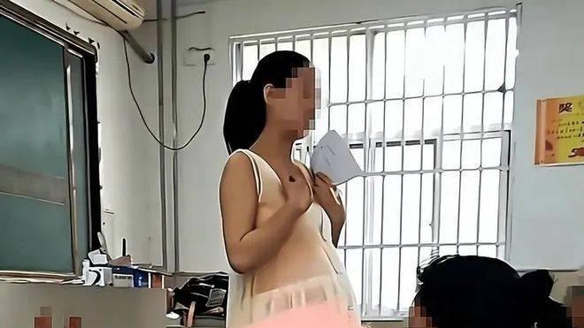 女老师穿“孕妇装”上课,被家长投诉,委屈发文:不就透了一点吗