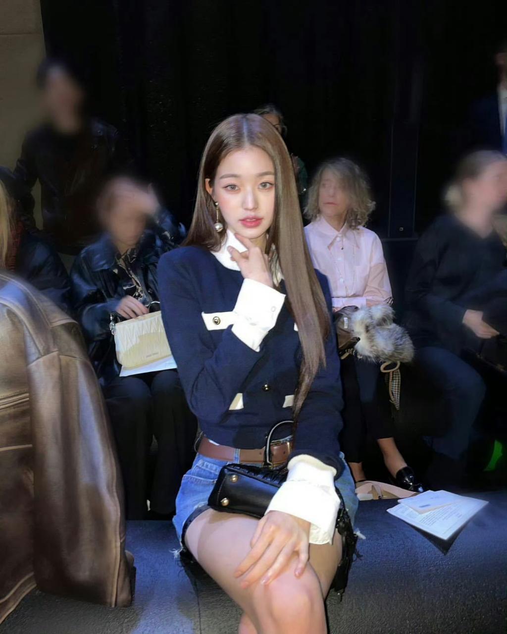 张元英特意把娃娃翻到正面/张元英miumiu巴黎时装周女神好敬业期待明晚闪耀巴