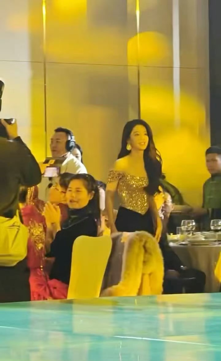 年会上的李沁李沁就这样在人群中闪闪发光啊，直接美晕了