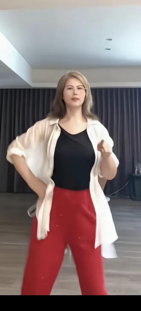 小杨阿姨大变样！50岁打扮堪比女团主播，对比马筱梅差距太明显关注网红圈的网友