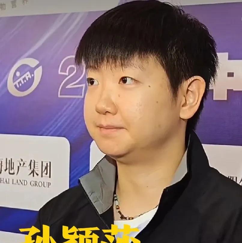 孙颖莎越发圆润了！看这双下巴、肉肉的脸蛋儿，富态满满！感觉孙颖莎现在的正手力