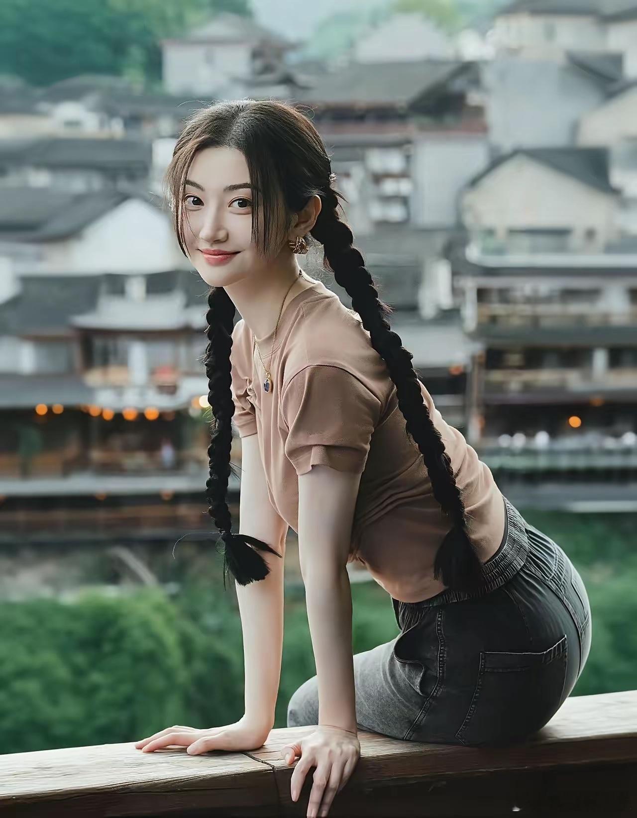 我堂姐是一个演员的助理，她见过景甜，她回来偷偷和我说，她说景甜是她见到真人特别惊