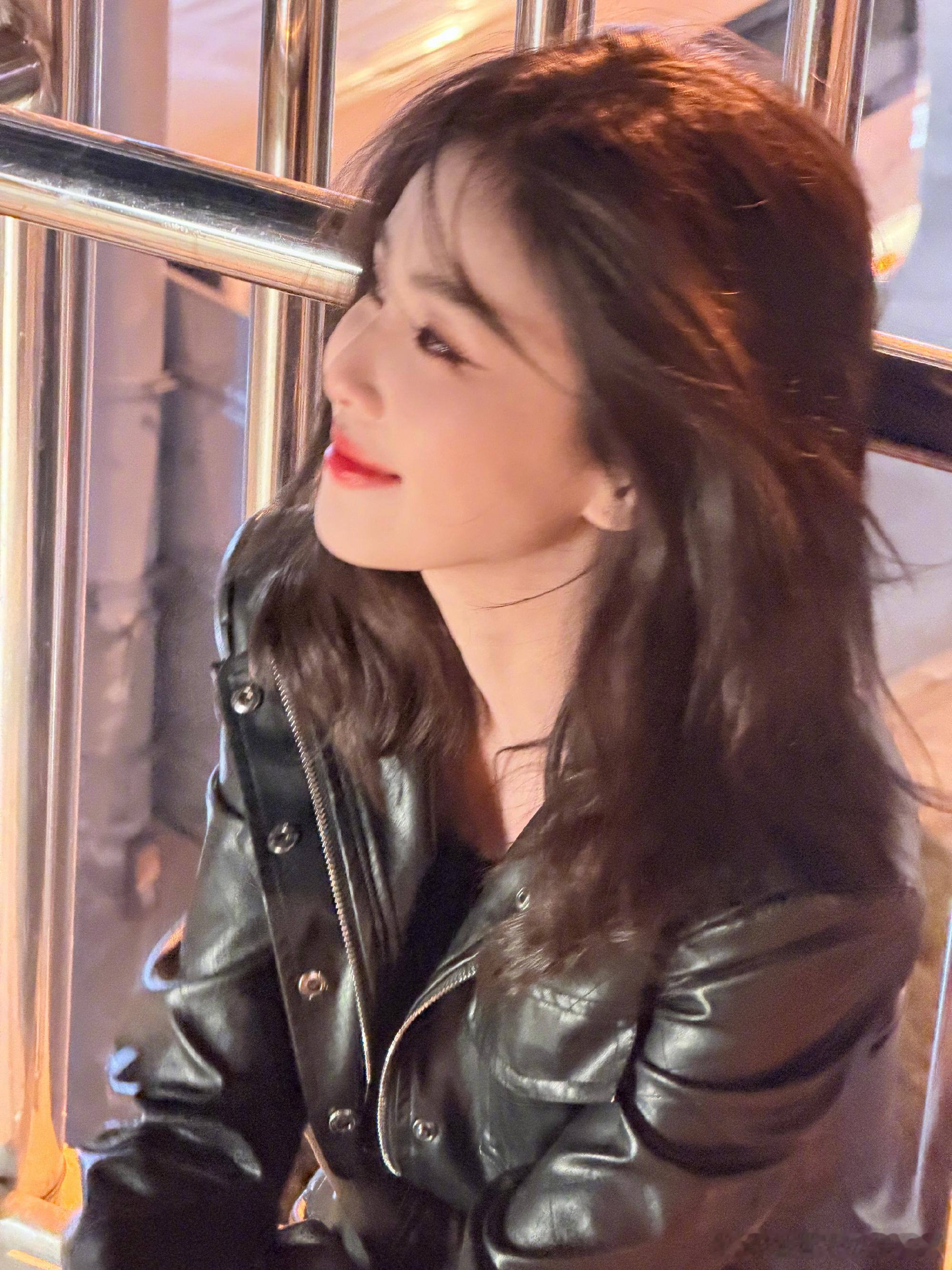 白鹿冷帽皮衣plog白鹿晒冷帽皮衣造型plog，帅成啥了，今天晚上继续看李佩仪