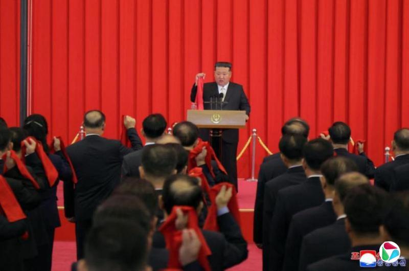 朝鲜举行成立77周年升旗仪式，金正恩出席，并说朝鲜“如今攀登极高地位”。出席中国