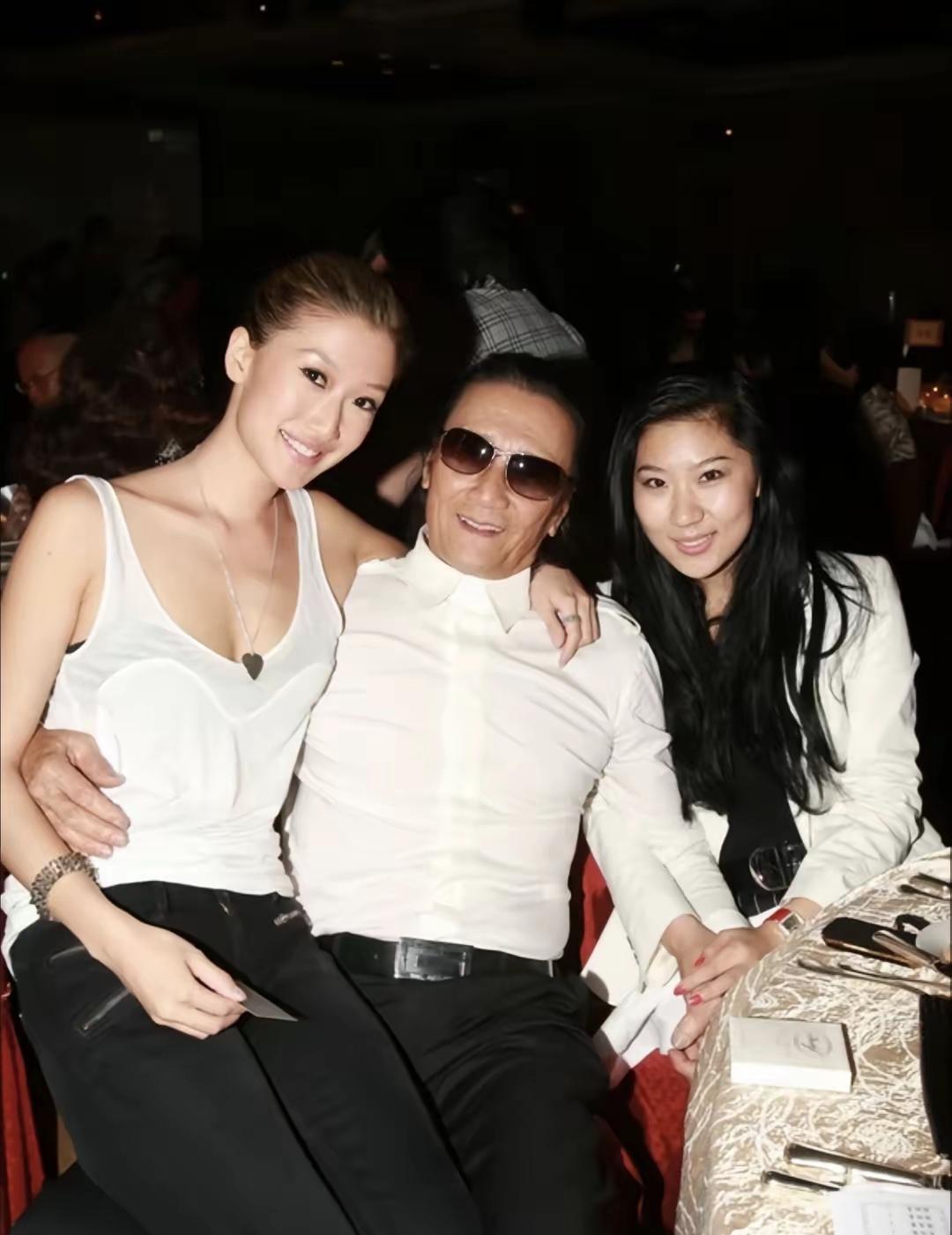 谢贤coco以前一起出来跟狄波拉夫妻聚会，真的好恩爱哦，竟然穿情侣装。谢贤coc