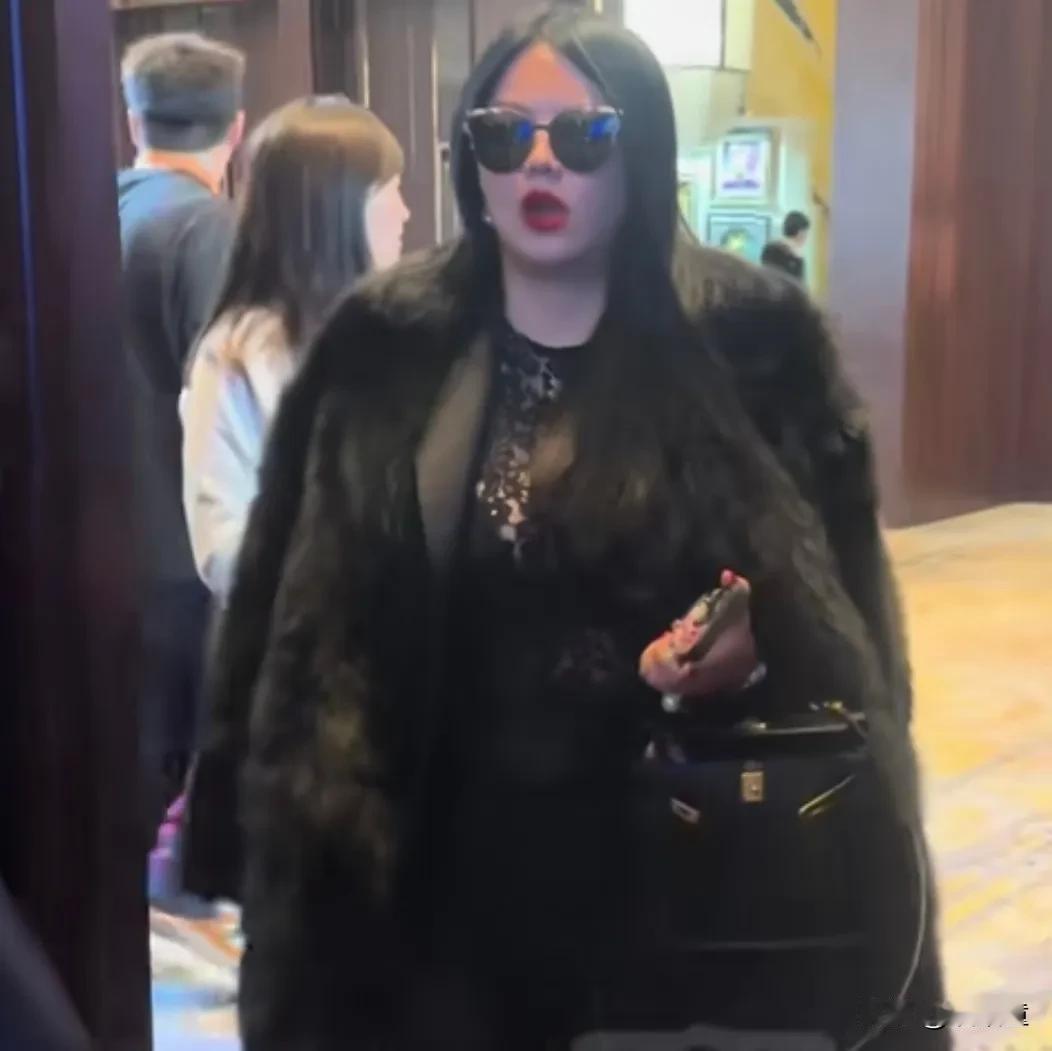 李湘像女王，王诗龄像公主，王岳伦像管家！一家三口一起现身哈尔滨，李湘走在前面贵气