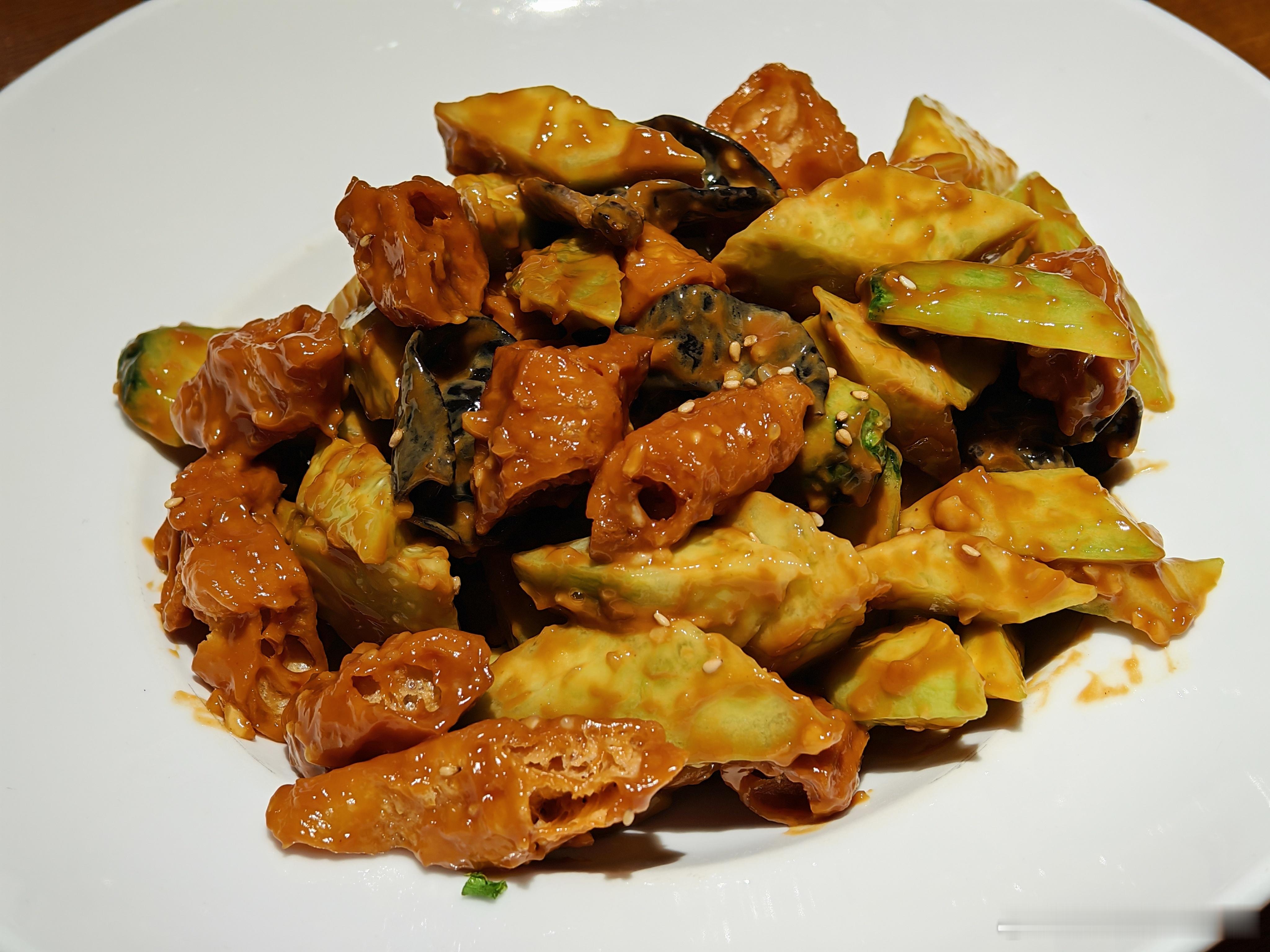 黄瓜拌菠萝给大家介绍一下山东省外很少见到的一道菜：黄瓜拌油条，是我比较喜欢的一道