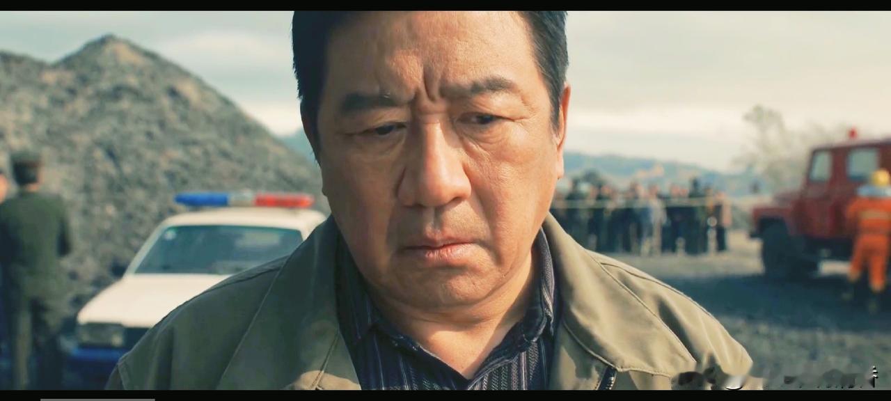 电视剧《方圆八百米》一口气看完4集，剧情分享如下：1、陈红兵（丁勇岱饰）是