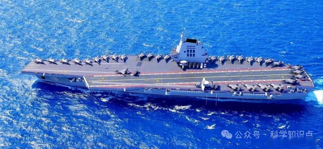 福建舰36停机位，空中霸主究竟上多少？大伙看福建舰那巨大的甲板了吧？上面整整齐