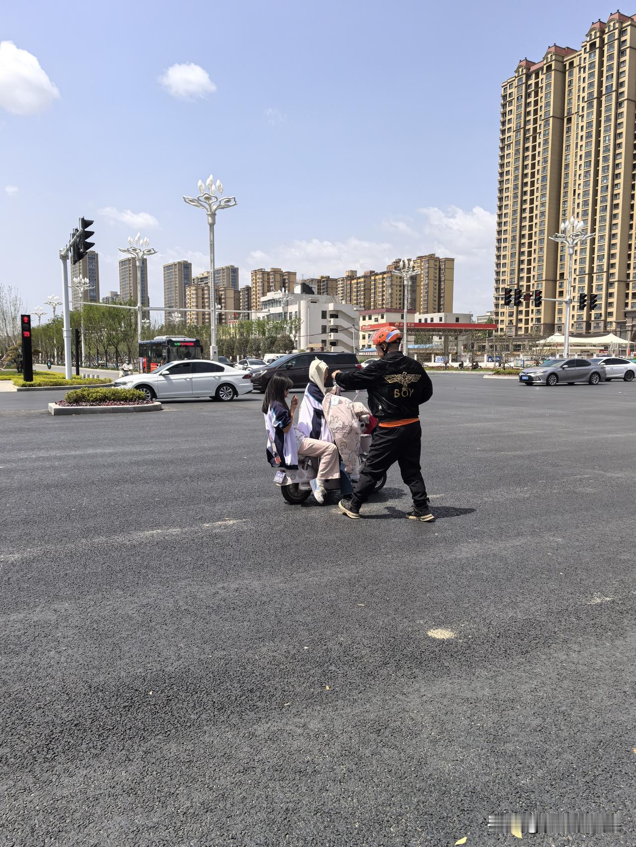 近期，西安高新区一医药职业学校，引起了人们对职业学校学生更多的关注。这件事，让小