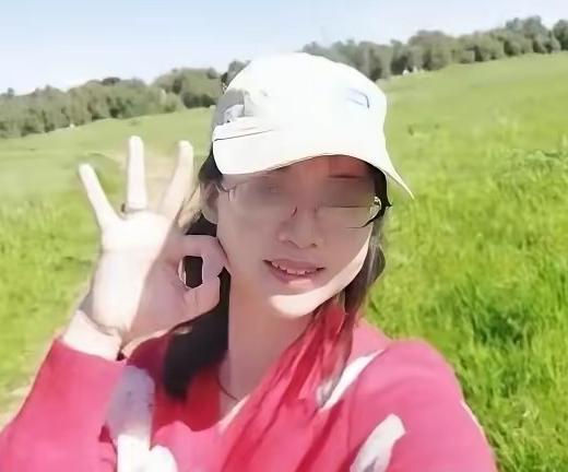 中国越制裁我，我就越反华！”今年3月，百万粉丝的女网红周军君红于国外屡屡诋毁中国