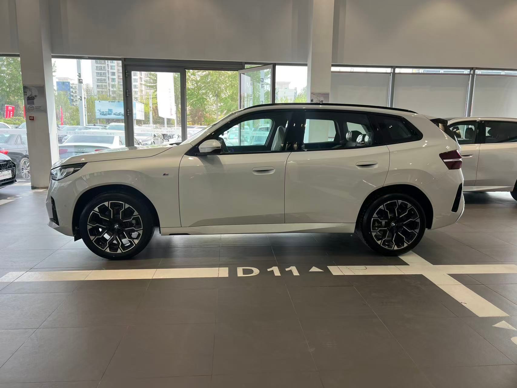 26款宝马X330领先型M运动曜夜套装白色外观双调赤焰红内饰指导价35.