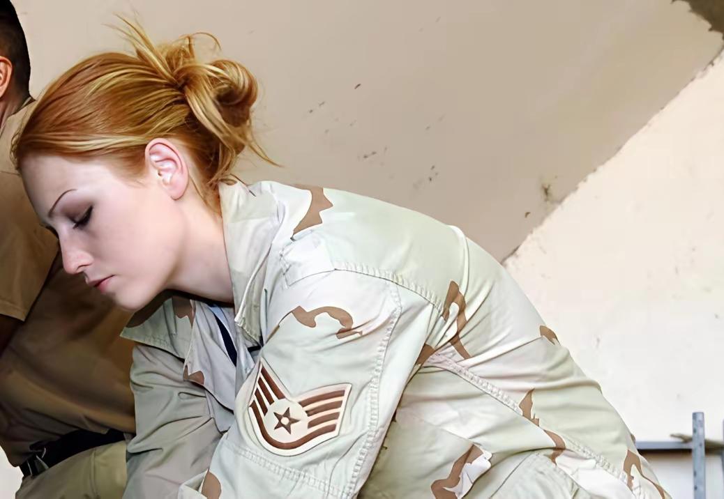 美航母必配女兵：不是政治正确，而是战力刚需，她们如何撑起航母的关键一环？