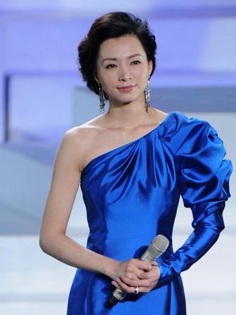 我一直纳闷董卿为啥要跑去美国生孩子？今早起来刷到不少人讨论董卿原定参加的一场诗会