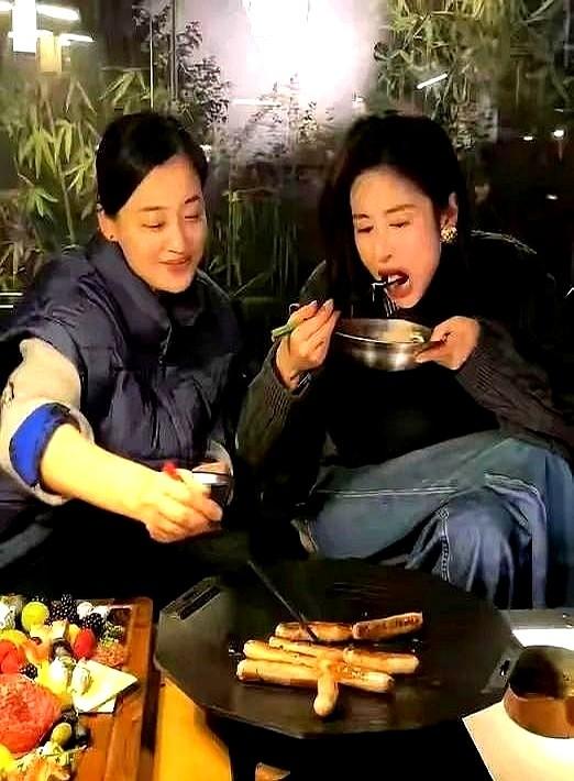梅婷给颖儿烤肉这段，评论区直接吵翻了！你品品：梅婷是大前辈啊，居然亲手给颖儿
