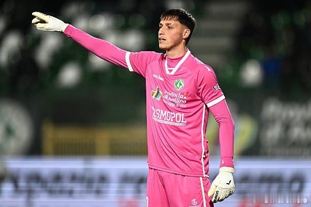 都灵体育报：由于迪格雷戈里奥最近的糟糕表现，媒体开始为达法拉造势。被评论员昵称为